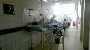 Hospital Edson Ramalho tem superlotação, e pacientes no corredor