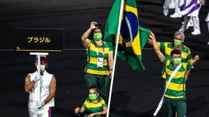 Petrúcio Ferreira leva bandeira brasileira na abertura das Paralímpiadas de Tóquio