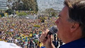 Bolsonaro faz ameaças golpistas e ataca Supremo em discursos para apoiadores