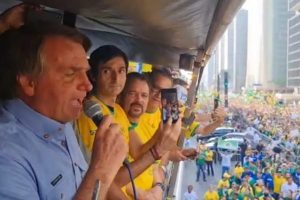 Acuado, Bolsonaro ‘bate pino’ e reconhece excessos em atos do dia 7