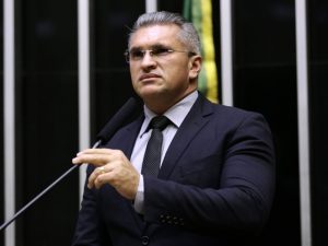 “Promove a instabilidade política e dos poderes”, diz Julian Lemos sobre Bolsonaro