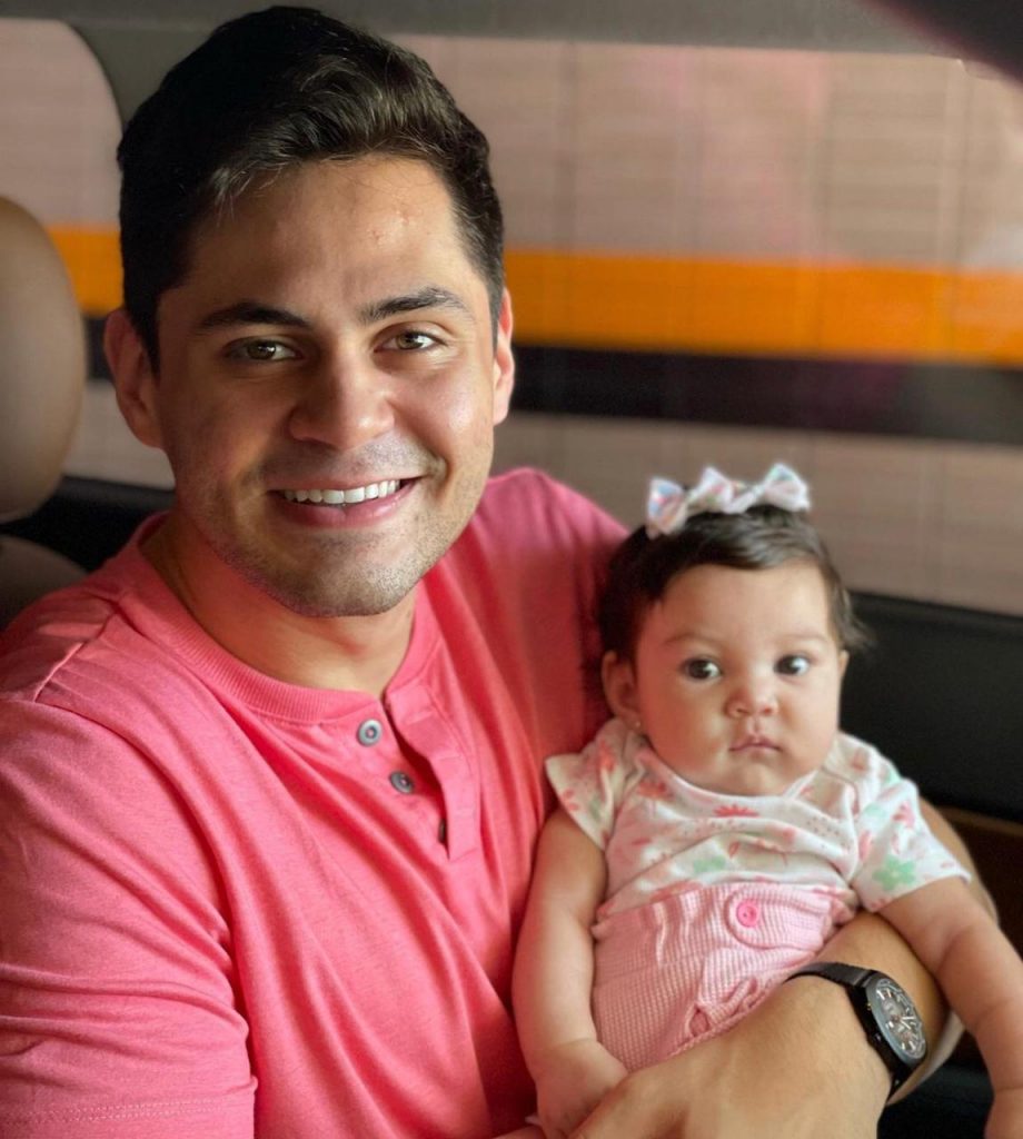 Lucas Veloso fala sobre primeiro trabalho infantil após nascimento da filha: "carinho especial"
