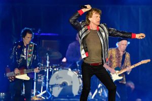 Duros na queda, os Rolling Stones voltam ao palco, mas agora são somente um trio