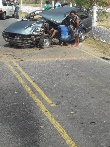 Homem morre em acidente envolvendo carro e ambulância, entre Caiçara e Belém