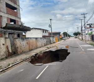 Cratera se abre em avenida após rompimento na rede de esgotos, em João Pessoa