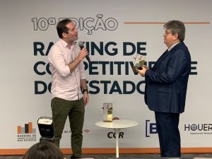 Governador recebe prêmio pela Paraíba ter melhor educação do país na pandemia