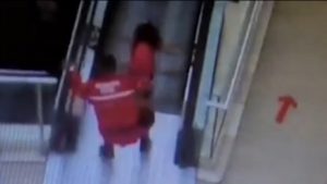 Vídeo mostra bombeiro impedindo acidente com criança em escada rolante