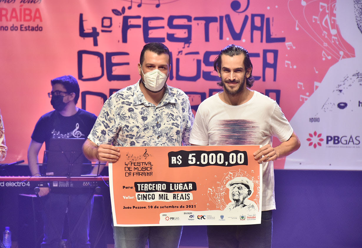 João Carlos Jr ganha 1º lugar, melhor intérprete e júri popular no IV Festival de Música da Paraíba