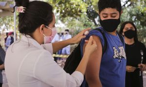 João Pessoa vacina adolescentes com comorbidades e aplica dose de reforço em idosos, nesta quarta