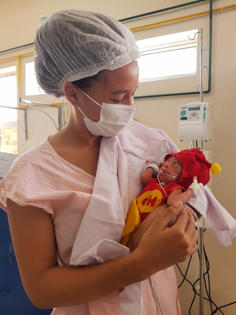 Bebês são fantasiados de Chaves, Chiquinha, Quico e Chapolin em UTI do Hospital do Edson Ramalho