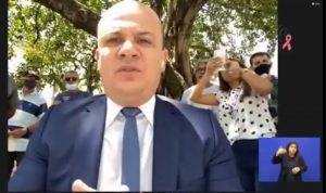 Sentado na Praça dos Três Poderes, deputado pede instalação da ‘CPI da Pandemia’ na Paraíba