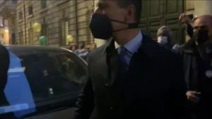 Bolsonaro hostiliza repórteres em Roma, e segurança agride jornalistas