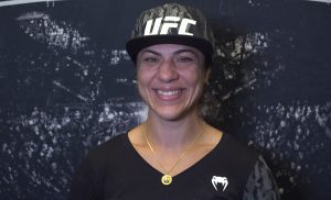 Paraibana Bethe Correia encerra carreira no MMA com derrota para brasileira no UFC, em Las Vegas