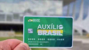 Eleitoreiro, empréstimo consignado do Auxílio Brasil deverá criar ‘exército’ de endividados