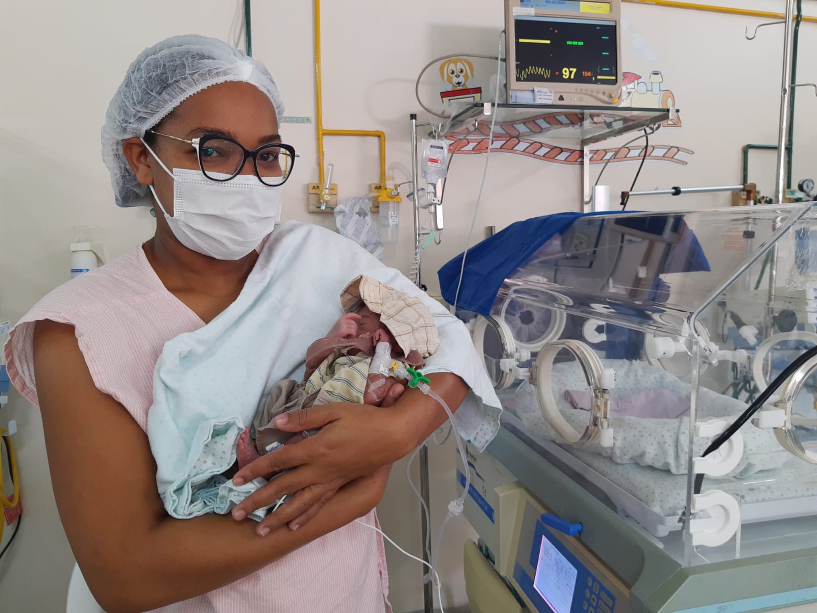 Bebês são fantasiados de Chaves, Chiquinha, Quico e Chapolin em UTI do Hospital do Edson Ramalho