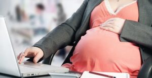 Bolsonaro veta salário-maternidade para grávida sem vacinação contra Covid-19 e que não pode trabalhar em home office