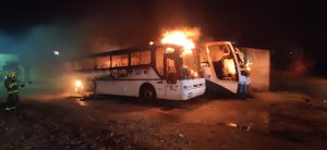 Dois ônibus pegam fogo durante a madrugada, em Patos