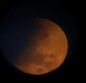 Astrônomos amadores registram eclipse lunar parcial na Paraíba; veja fotos