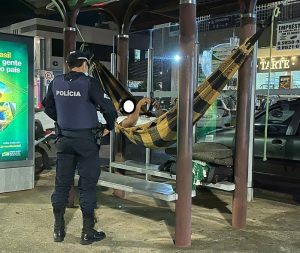 Foragido da Paraíba é preso ao dormir em rede armada em ponto de ônibus no DF