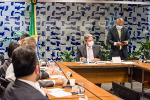 Bolsonaro diz que quer, mas Lira não vê espaço para reajuste de servidores em 2022