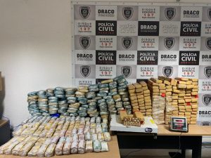 Polícia apreende 300 kg de drogas e mais de R$ 1 milhão, na Paraíba