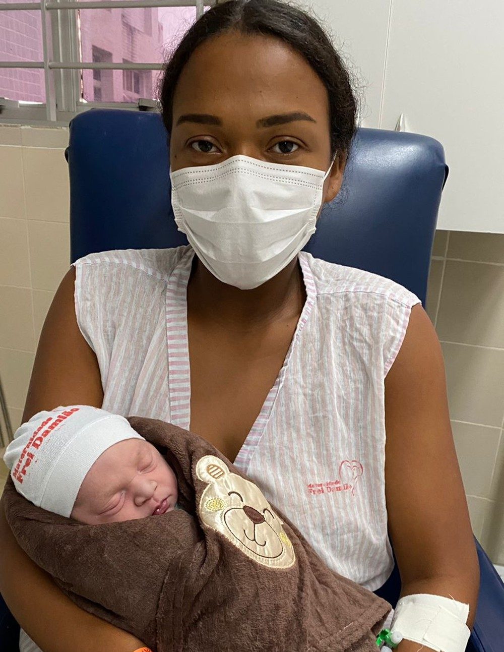 Primeiro bebê nascido na Maternidade Frei Damião, em João Pessoa, em 2022, no colo da mãe