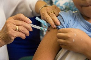 Prefeitura de Lucena deve pagar R$ 6 mil a família de criança vacinada contra Covid-19 com dose para adultos
