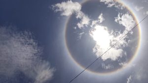 Halo solar aparece no céu da Paraíba; veja fotos e entenda o fenômeno