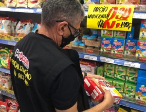Supermercados são autuados por venderem produtos vencidos, em João Pessoa