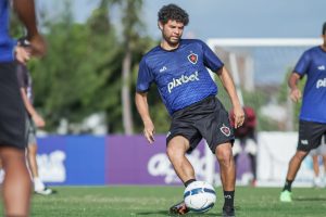 Victor Ferraz fecha com o Náutico e voltará a jogar após cinco meses sem clube