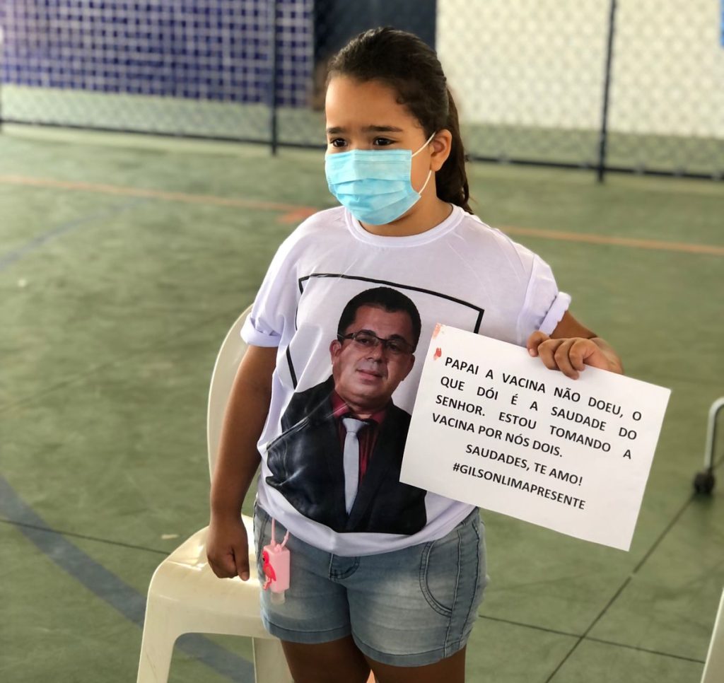 Filha de ex-prefeito paraibano que morreu de Covid-19 faz homenagem ao pai ao receber vacina contra a doença