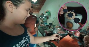 Educação financeira: criança aproveita restos de couro para vender pulseiras