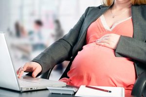 Bolsonaro sanciona lei que prevê retorno de grávidas ao trabalho presencial