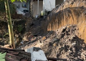 Defesa Civil interdita casas após desabamento de muro, em João Pessoa