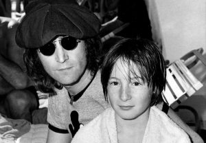 John Lennon não foi bom pai para Julian, que esperou 50 anos para gravar Imagine