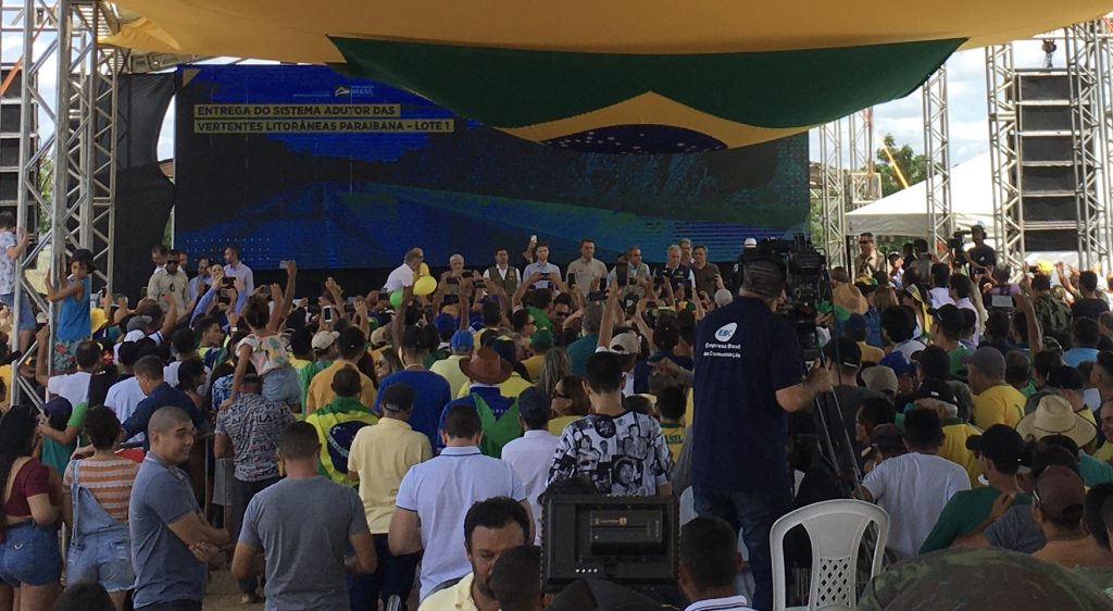 Efraim Filho é vaiado em evento de Bolsonaro. Pedro reaparece em palanque. Veja vídeo