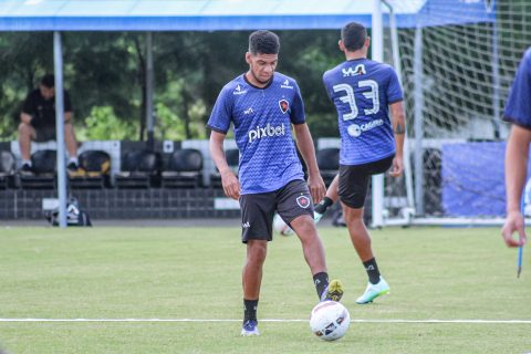 Itamar Schülle treina Botafogo-PB com Kesley no lugar de Leilson, que não encara a Aparecidense