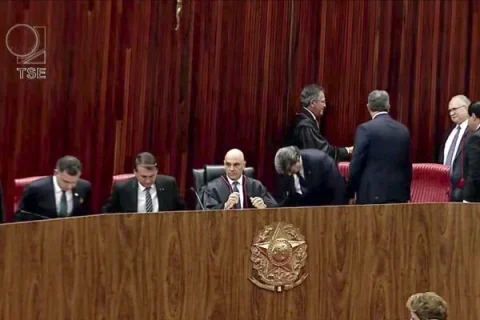 Discurso de Alexandre de Moraes deixa Bolsonaro com o rabo entre as pernas
