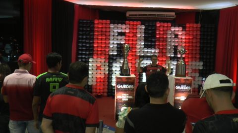 Torcida do Flamengo em Patos lota shopping no primeiro dia de exposição de taças do Mundial e Libertadores