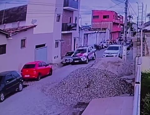 VÍDEO: viatura conduzida por policial com suspeita de embriaguez bate em carros, em Rio Tinto
