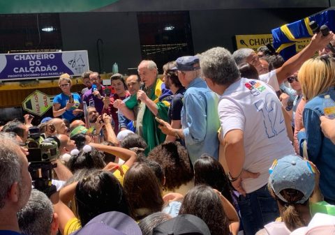 Ciro Gomes puxa coro e pede votos para Pedro em Campina