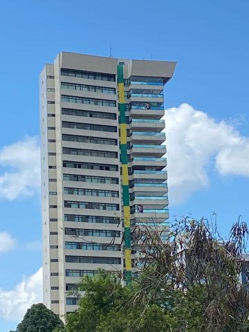 Justiça manda retirar faixa verde e amarela de residencial luxuoso de Campina Grande