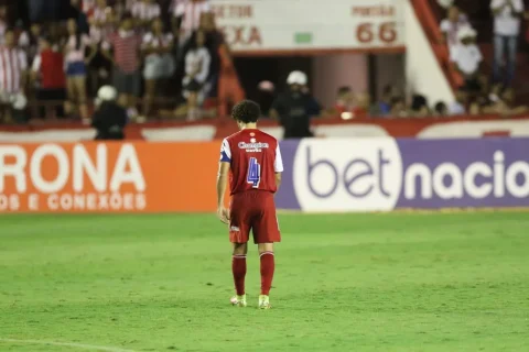 Victor Ferraz desabafa após derrota do Náutico na Série B: “Se não tiver mais chances, é lutar pela camisa”