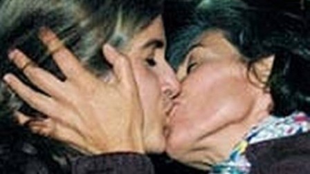 Cássia Kiss beijou Lúcia Veríssimo na boca. Lúcia postou foto e criticou hipocrisia de Cássia