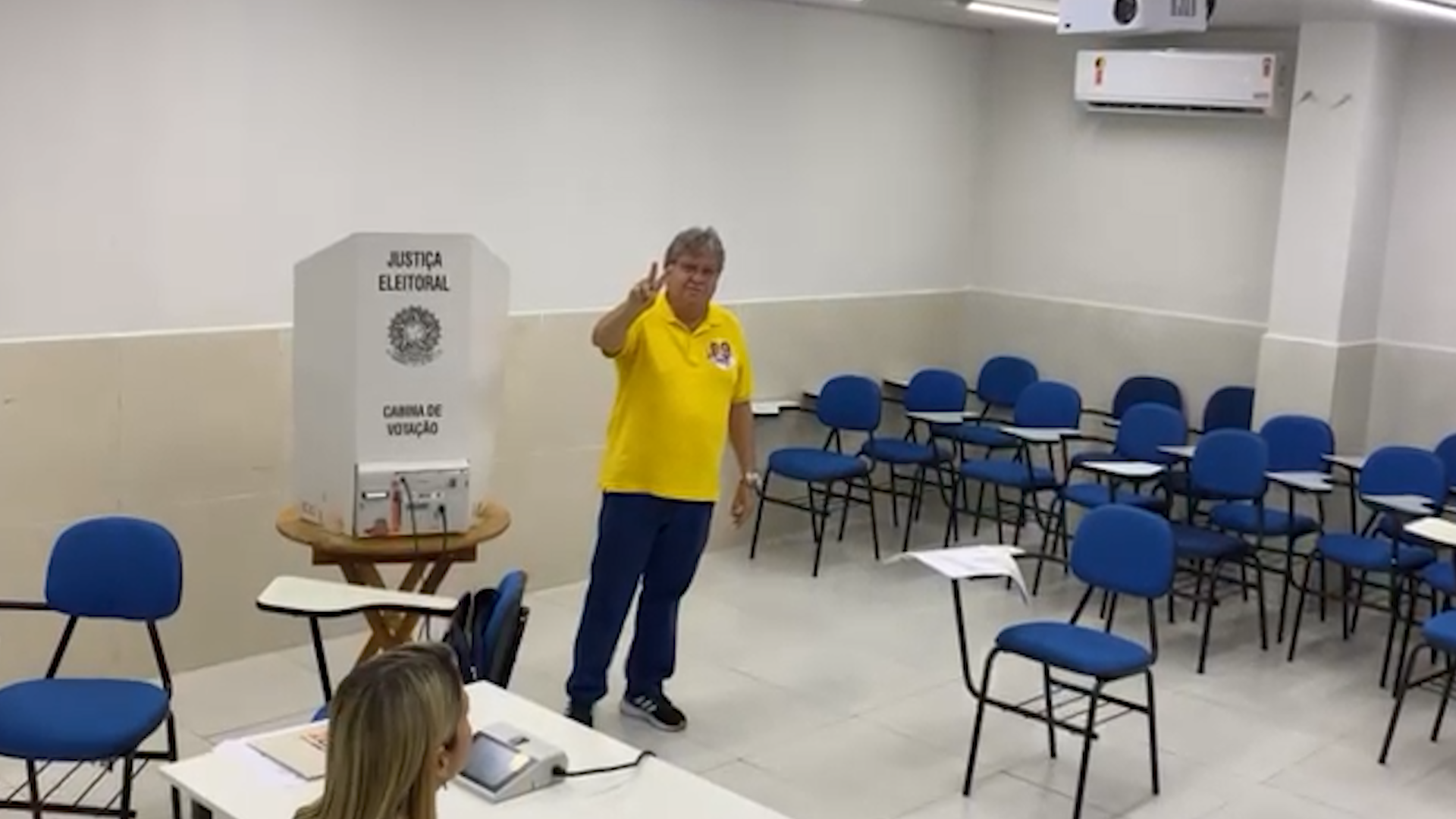 João Azevêdo, candidato ao governo da Paraíba, vota nas Eleições 2022 — Foto: Antônio Vieira/TV Cabo Branco