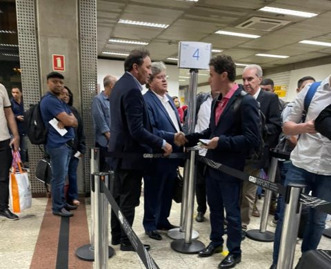 João e Veneziano se cumprimentam no aeroporto após encontro com Lula