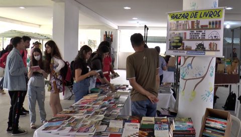 Bazar vende livros usados para ajudar animais em situação de rua, em Campina Grande