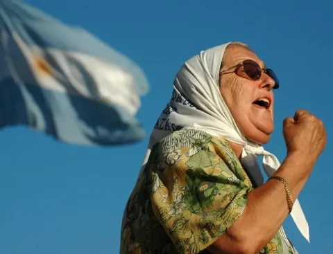 Morte do maior símbolo das Mães da Praça de Maio faz lembrar cena comovente de ativismo político