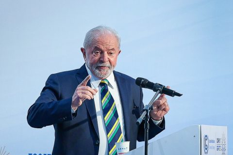 Lula anuncia primeiros ministros e é criticado por falta de mulheres e negros na lista