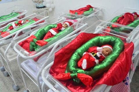 Bebês prematuros são vestidos com temas natalinos em maternidade de João Pessoa